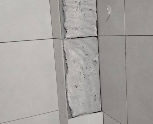 濮阳市瓷砖空鼓维修公司分享下瓷砖施工前基层浇水润湿程度不足，可能导致以下问题
